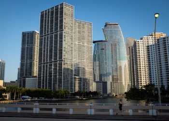 US mid-sized banks ride industry upswing on robust fee income