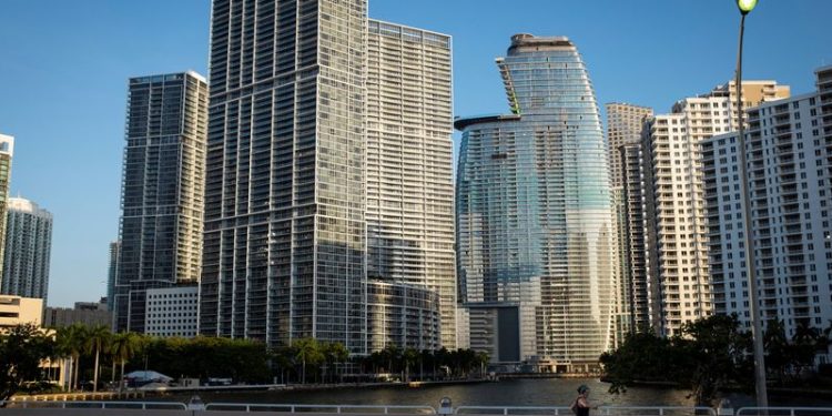 US mid-sized banks ride industry upswing on robust fee income