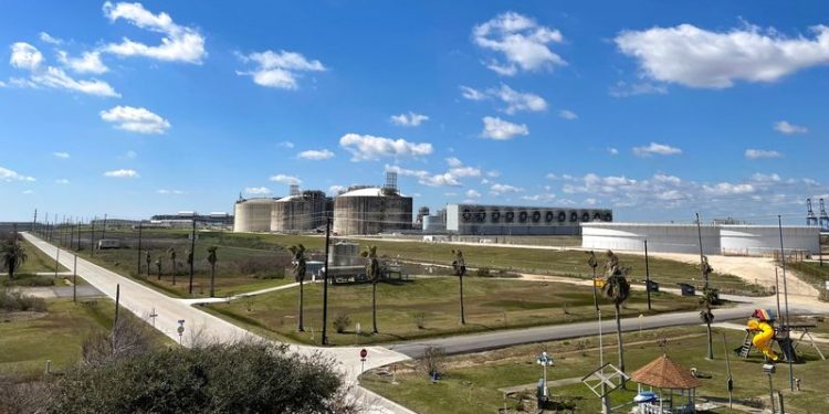 Factbox-US LNG projects boosted by Trump’s export permit restart