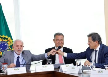 Brazilian government officials renew fiscal balance pledge