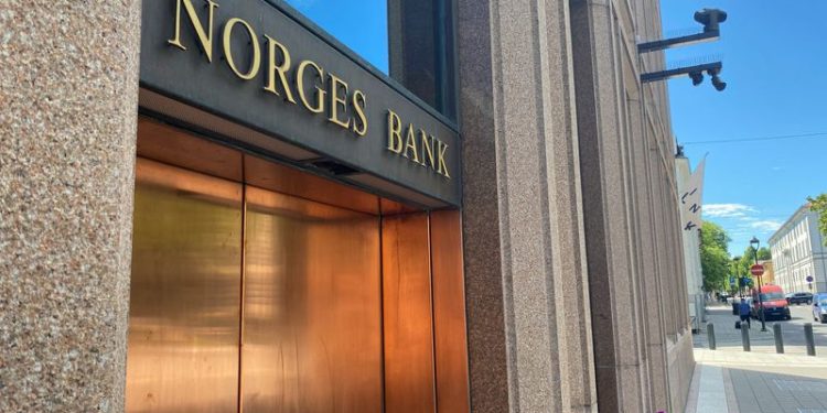 Norway central bank keeps rate on hold, plans March cut