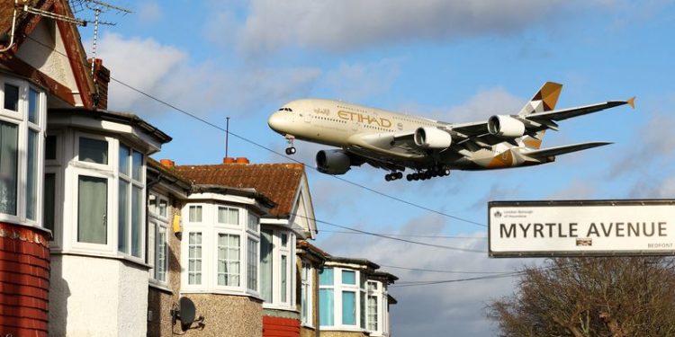 Analysis-Etihad to sound out investors as Gulf carriers race towards IPOs