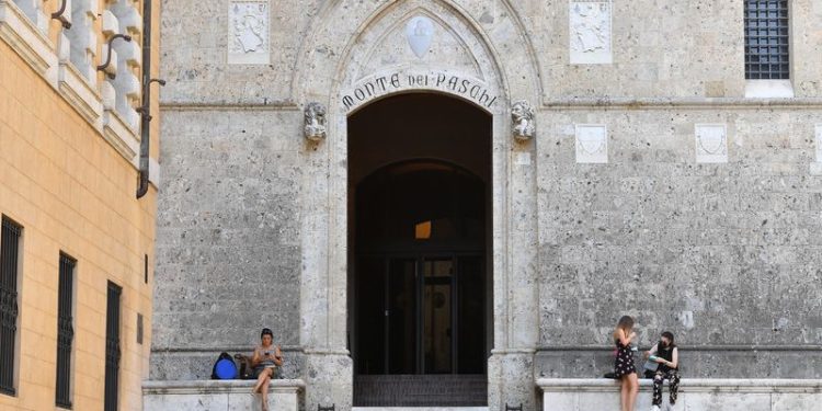 Factbox-Who owns what in Italy’s banking battles