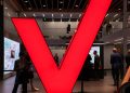 Verizon wireless subscriber growth hits 5-yr high, profit view weak