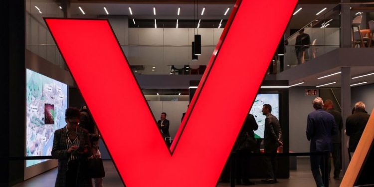 Verizon wireless subscriber growth hits 5-yr high, profit view weak