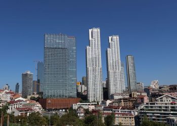 Foreign investors bet on Turkey, drawn by rate cuts, easing inflation