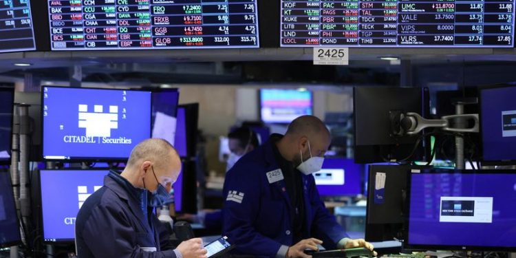 Stock market today: S&P 500 ends lower, but notches second weekly win