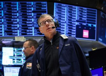 US stocks mixed; Trump to speak at Davos, American Airlines slumps