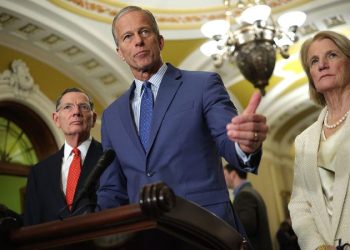 Senate Republicans tee up key shutdown test vote as Democrats dig in on DHS funding